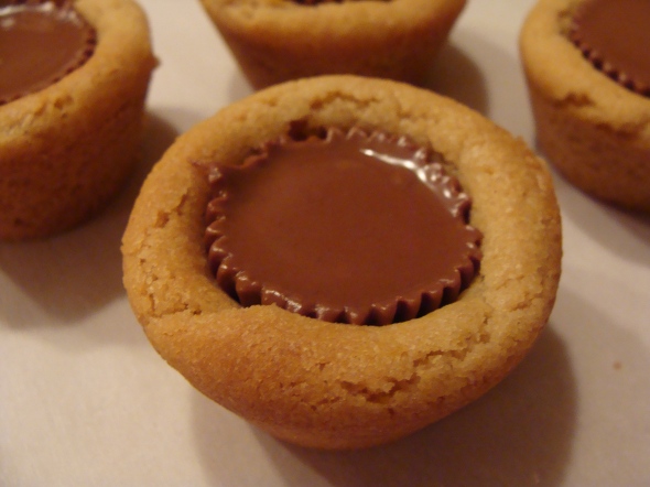 peanut-butter-cup-cookies-and-dogs-003