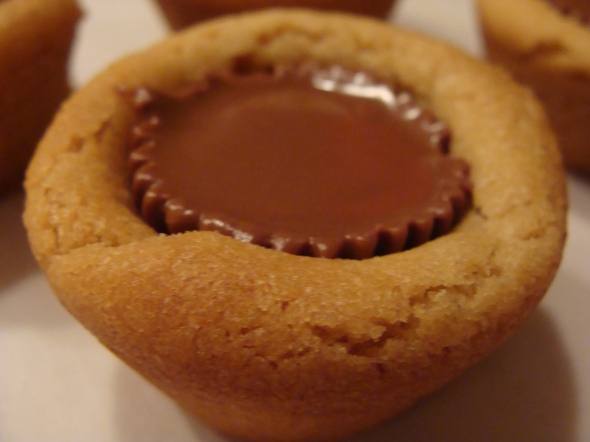 peanut-butter-cup-cookies-and-dogs-005